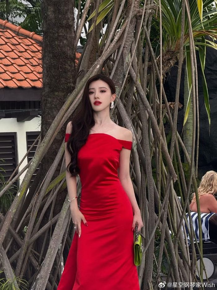  Vương Hạc Nhuận nổi bật trong thiết kế tông đỏ với điểm nhấn cut-out ở phần lưng. 