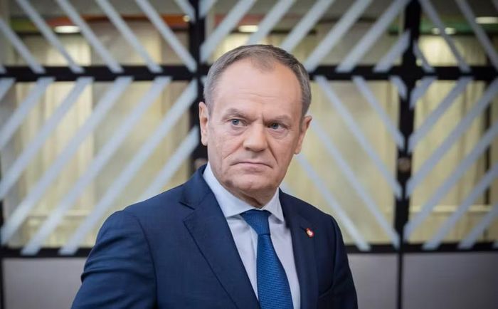 Thủ tướng Donald Tusk sau đó trực tiếp thị sát hiện trường và cho biết mọi dấu hiệu ban đầu đều cho thấy đây là tên lửa hành trình Kh-101 do Nga sản xuất.