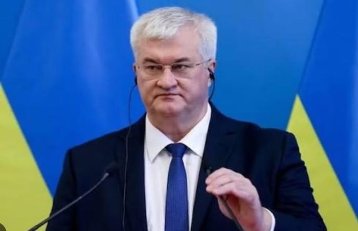 Trong khi đó, Ngoại trưởng Ukraine Andrii Sybiha tuyên bố một tên lửa hành trình Kh-101 của Nga đã xâm nhập không phận Ba Lan trong lúc Moscow tiến hành chiến dịch tập kích hiệp đồng nhằm vào Ukraine. Ông mô tả đây là hành động xâm phạm không phận NATO.