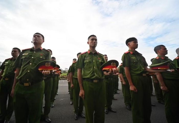 Các động tác được các cán bộ, chiến sĩ thực hiện đều chặp chặp, thể hiện sự rèn luyện bền bỉ ngoài giờ công tác chuyên môn.