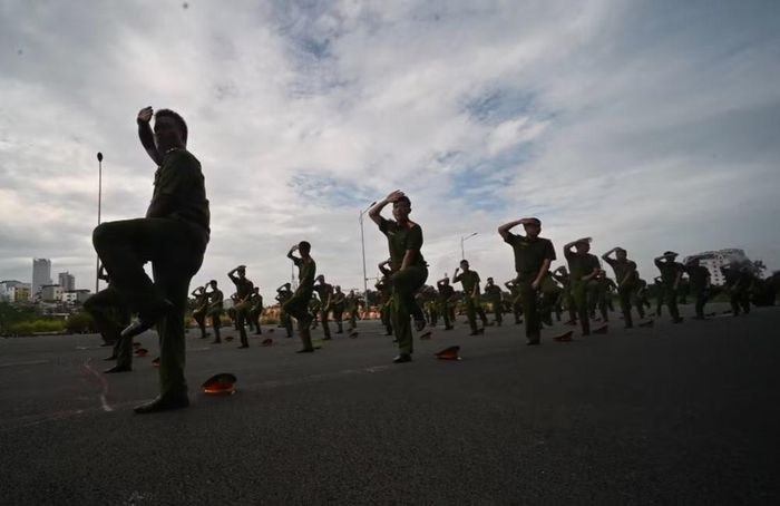 Bài võ tổng hợp CAND đòi hỏi sự thăng bằng và sức bật cơ bắp. Từng động tác thăng bằng một chân được triển khai đồng điệu trên quy mô hàng trăm chiến sĩ.