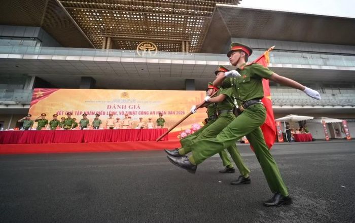 Tổ Quân kỳ kiêu hãnh dẫn đầu các khối duyệt đội ngũ bước qua Lễ đài.