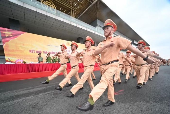Cánh tay vung cao, bước chân nện giòn giã xuống mặt đường nhựa của khối Cảnh sát giao thông