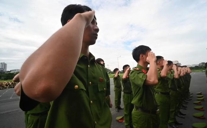 Tác phong chuẩn mực, ánh mắt nhìn thẳng kiên định của cán bộ, chiến sĩ trong phần thực hành điều lệnh đội ngũ tay không.