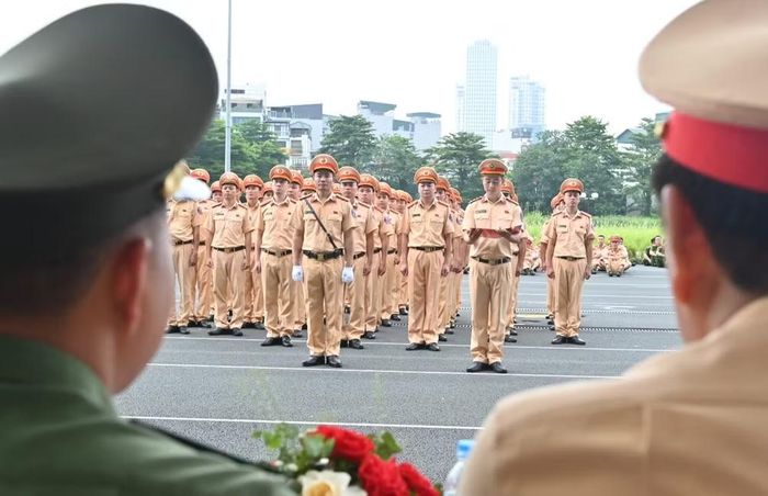 Chỉ huy khối Cảnh sát giao thông dứt khoát báo cáo công tác chuẩn bị và thực hành các nội dung sát hạch trước Ban Tổ chức và Tổ kiểm tra của Phòng Công tác chính trị.