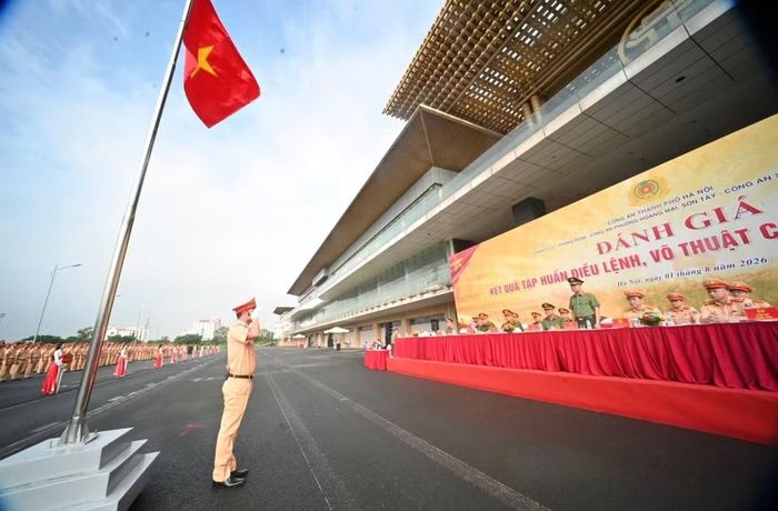 Toàn cảnh không khí trang nghiêm trước Lễ đài: Chỉ huy khối thực hiện nghi lễ chào cờ Tổ quốc trước sự quan sát của Thiếu tướng Nguyễn Ngọc Quyền, Phó Bí thư Đảng ủy, Phó Giám đốc CATP và chỉ huy các đơn vị