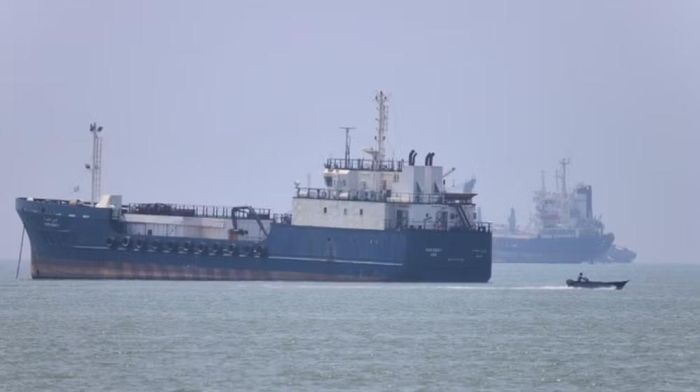 Tuyến đường này nằm hoàn toàn trong lãnh hải Oman và được khuyến nghị dành cho tàu thương mại nhằm tránh tuyến phía bắc đi qua lãnh hải Iran.