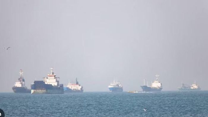 CENTCOM cũng bác bỏ tuyên bố của IRGC rằng việc di chuyển qua eo biển Hormuz là không an toàn, đồng thời khẳng định mối đe dọa lớn nhất đối với các tàu thương mại và thủy thủ đoàn dân sự vẫn xuất phát từ các hành động của Iran.