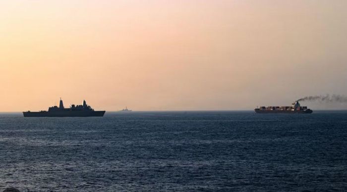 Trước đó, CENTCOM thông báo đã điều hướng lại 24 tàu thương mại hoạt động tại eo biển Hormuz, đồng thời vô hiệu hóa và tiến hành kiểm tra 4 tàu khác nhằm bảo đảm tất cả đều tuân thủ đầy đủ các quy định an toàn hàng hải.