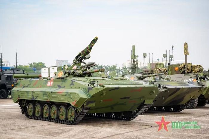Đầu tiên là xe chiến đấu bộ binh XCB-01 có trọng lượng đầy đủ là 14,85 tấn. Pháo 73 mm 2A28 "Grom" được lựa chọn làm vũ khí chính.