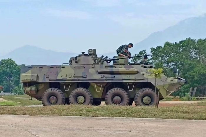 Chiếc xe bọc thép chở quân bánh lốp này hiện đang được đánh giá tại bãi thử. Những hình ảnh được đăng tải trong thời gian qua cho phép người xem quan sát chi tiết hơn các tính năng của nó.