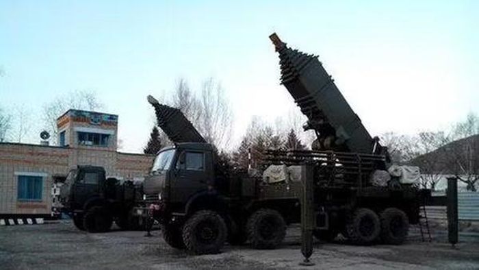 "Xét cho cùng, cuộc tấn công điện tử của chúng ta thông qua tổ hợp Murmansk-BN có khả năng vô hiệu hóa các sở chỉ huy quân đội, cũng như đánh chặn thông tin từ chúng. Và tất nhiên, chúng tôi có thể 'cắt bỏ' tất cả các máy bay của họ”, chuyên gia Knutov giải thích.