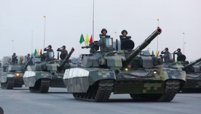 Theo các bức ảnh được công bố, xe tăng được lắp một khung thép dạng ống kết hợp lưới kim loại phía trên tháp pháo.