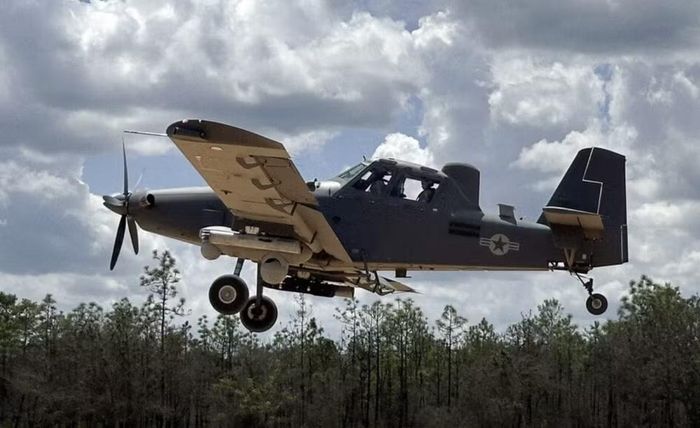 Máy bay được Air Tractor phát triển cùng L3Harris Technologies trên nền tảng AT-802U. Tuy nhiên, toàn bộ khung máy bay đã được cải tiến cho nhiệm vụ quân sự.