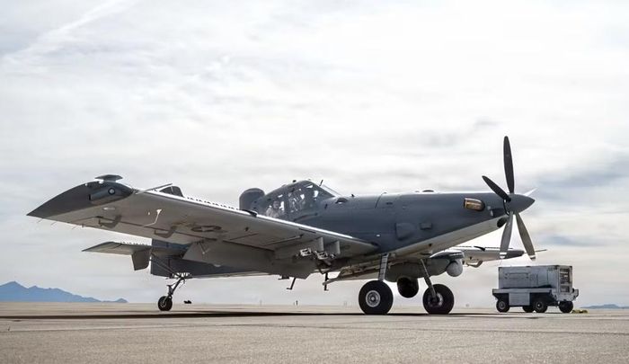 So với máy bay cường kích A-10 Thunderbolt II, OA-1K không hướng đến các trận đánh cường độ cao. Thay vào đó, máy bay được tối ưu cho môi trường có mức độ đe dọa thấp hoặc trung bình, nơi khả năng hoạt động bền bỉ và chi phí thấp được ưu tiên hơn.