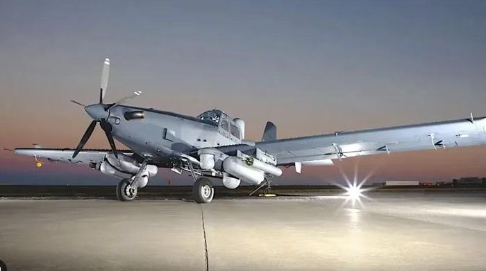Trong khi đó, so với máy bay không người lái MQ-9 Reaper, OA-1K cho phép phi công trực tiếp đưa ra quyết định trên chiến trường và phối hợp chặt chẽ với lực lượng đặc nhiệm, ngay cả khi liên lạc vệ tinh bị gián đoạn.