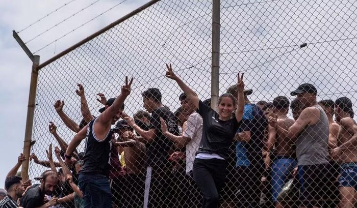 Ayoub El Abyad, 16 tuổi, quyết định cùng người anh em họ lên đường sau khi xem các video trên Instagram ghi lại cảnh người di cư tràn vào Ceuta. Dù khi đó còn cách biên giới 12 giờ lái xe, cả hai vẫn quyết định thử vận may.