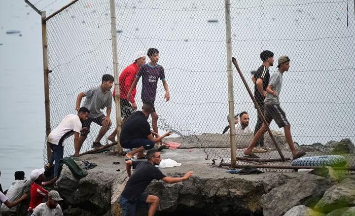 Một trong những nguyên nhân khiến dòng người đổ về Ceuta là thông tin lan truyền trên mạng xã hội liên quan đến phán quyết của Tòa án Tối cao Tây Ban Nha.