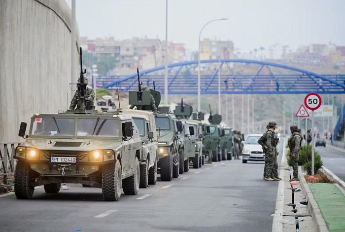 Tin đồn "biên giới giữa Morocco và Tây Ban Nha đã mở cửa" nhanh chóng lan rộng. Hàng chục nghìn người đã đổ về tỉnh M'diq-Fnideq, nơi tiếp giáp thành phố Ceuta bằng đường biên giới dài 6,4 km.