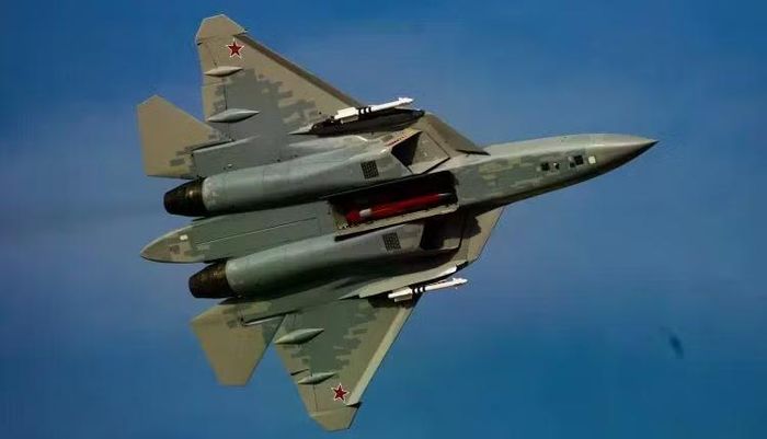 RVV-SDM được thiết kế chống lại máy bay, trực thăng, tên lửa hành trình và UAV cả ngày lẫn đêm, sử dụng đầu radar chủ động - thụ động và hệ thống dẫn đường quán tính. Nó có thể tấn công mục tiêu ở độ cao từ 15 mét đến 25 km và tốc độ lên đến Mach 3.
