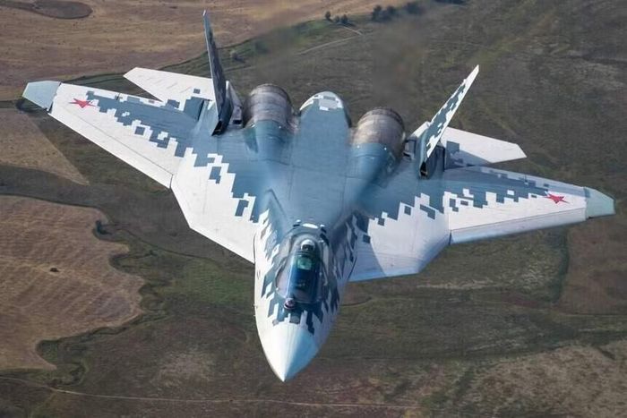 Công ty Rosoboronexport cam kết cung cấp đầy đủ chủng loại vũ khí cho tiêm kích Su-57E, nhằm giúp chiến đấu cơ này thực hiện đa dạng nhiệm vụ, với sức mạnh tương đương loại phục vụ trong Không quân Nga.