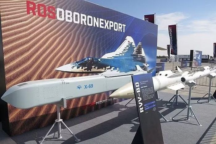 Giám đốc điều hành Rosoboronexport - ông Alexander Mikheev nhấn mạnh sự quan tâm cao của thị trường toàn cầu đối với Su-57E - loại máy bay đã chứng minh hiệu quả trong các trận chiến thực tế chống lại những hệ thống phòng không và tác chiến điện tử hiện đại.