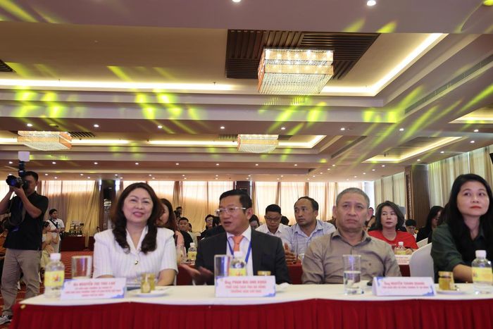 bà Nguyễn Thị Thu Lan, (bên trái), Phó Chủ tịch Thường trực Ủy ban MTTQ Việt Nam TP Đà Nẵng tham dự Ngày hội. Ảnh: Nguyễn Tín.