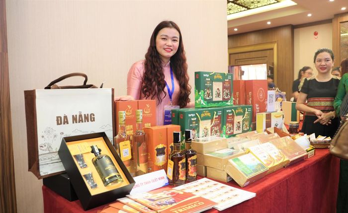 Bà Lê Thị Bích Luyện, Giám đốc Công ty TNHH Triết Minh bên gian hàng trưng bày của công ty tại ngày hội. Ảnh: Chí Đại.
