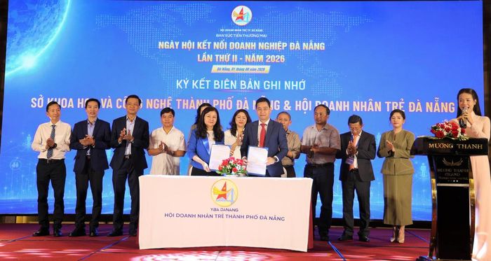 Các đơn vị ký kết chương trình hợp tác với Sở Khoa học và Công nghệ TP Đà Nẵng và VCCI Chi nhánh miền Trung-Tây Nguyên nhằm tăng cường chia sẻ thông tin, kết nối nguồn lực, hỗ trợ doanh nghiệp. Ảnh: Nguyễn Tín.