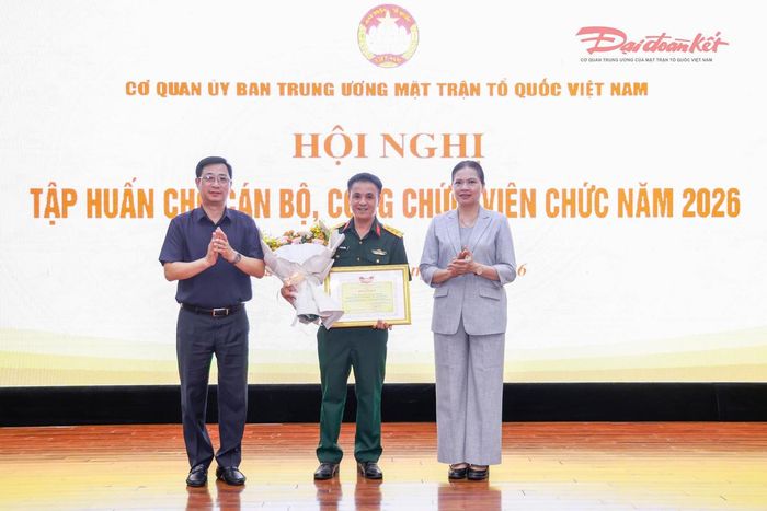 Phó Chủ tịch - Tổng Thư ký Hà Thị Nga và Phó Chủ tịch Cao Xuân Thạo trao Bằng khen và tặng hoa cho đơn vị đồng hành tại chương trình.