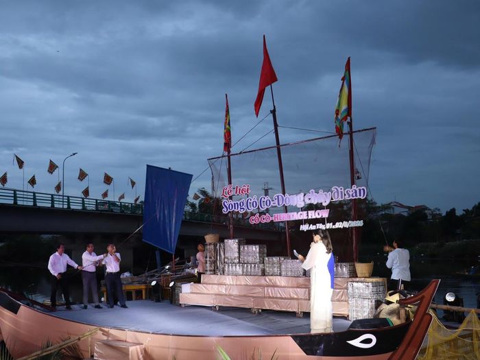 Lãnh đạo Sở Văn hóa, Thể thao và Du lịch TP Đà Nẵng và phường Hội An Tây thực hiện nghi thức giong buồm khai mạc lễ hội. Ảnh: Chí Đại.