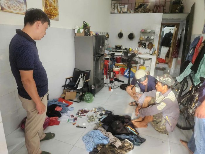 Lực lượng Công an TP Đà Nẵng bắt đối tượng Mai Văn Lạc. Ảnh: CA Đà Nẵng.