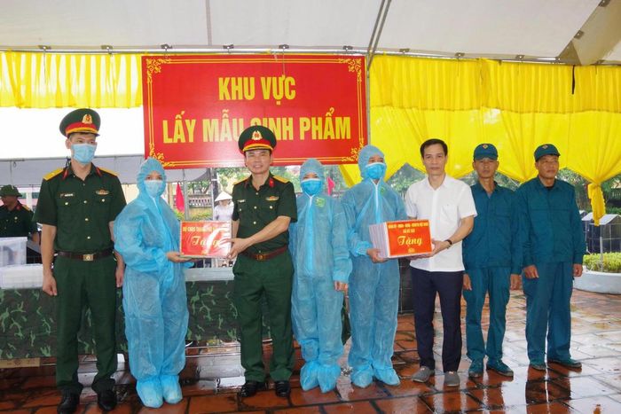 Lãnh đạo Bộ Chỉ huy Quân sự thành phố tặng quà động viên lực lượng làm nhiệm vụ tại xã Kẻ Sặt. Ảnh: BCHQS TP Hải Phòng. 