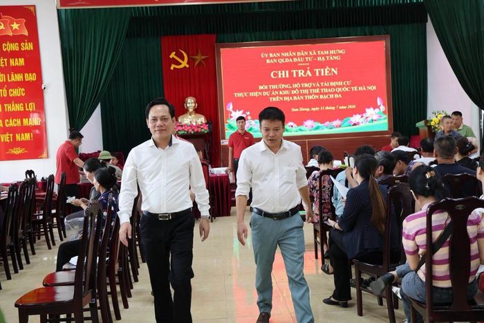 Ông Nguyễn Thu Sơn, Ủy viên Ban Thường vụ Đảng ủy, Phó Chủ tịch UBND xã Tam Hưng (trái) đã trực tiếp chỉ đạo, kiểm tra công tác chi trả tại tôn Bạch Đa. Ảnh: T.H
