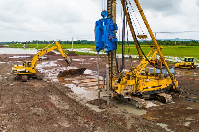 Đơn vị cũng đưa vào công trường hơn 130 thiết bị, máy móc chuyên dụng gồm 5 giàn khoan cọc nhồi, 4 dây chuyền khoan cọc xi măng đất (CDM), 4 silo xi măng, 25 máy đào, 18 máy lu, 13 máy ủi, 2 xe san, 54 xe tải vận chuyển, cùng nhiều thiết bị phục vụ thi công khác.