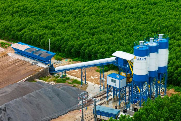  Hệ thống hạ tầng phục vụ thi công cũng đang được hoàn thiện. Trong ảnh là trạm bê tông xi măng tại Km39+300 đã đưa vào vận hành, trạm thứ hai tại Km55 đang thi công móng. Nhà thầu cũng hoàn thành móng trạm nghiền đá công suất 350 tấn/giờ và xây dựng hai bãi đúc dầm phục vụ dự án. 