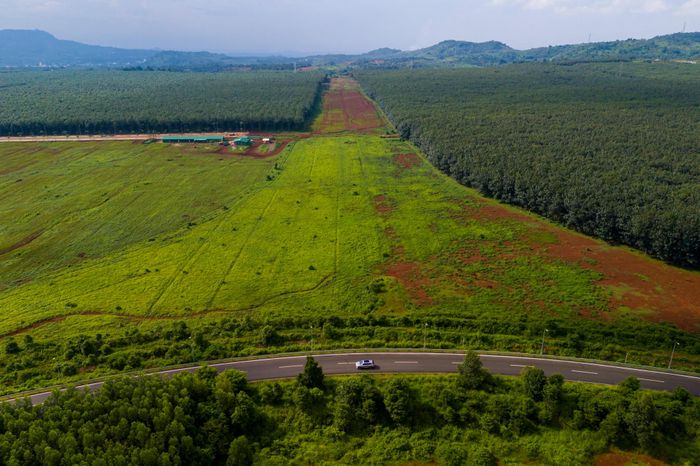 Dự án cao tốc Dầu Giây - Tân Phú được đầu tư theo phương thức đối tác công tư (PPP), hợp đồng BOT, với tổng mức đầu tư gần 8.500 tỷ đồng. Tuyến cao tốc có chiều dài hơn 60 km, điểm đầu tại nút giao Dầu Giây và điểm cuối tại xã Phú Lâm, TP Đồng Nai. Dự án được thiết kế theo tiêu chuẩn đường cao tốc cấp 100, tốc độ khai thác 100 km/h, quy mô 4 làn xe.