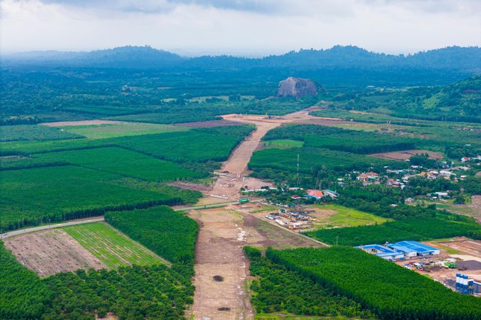 Tại xã Định Quán, nhà thầu đã hoàn thành mở đường, san lấp và đắp nền hơn 2 km cao tốc.