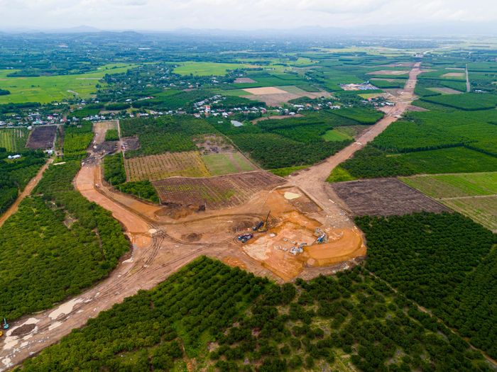 Theo ghi nhận của Tri Thức - Znews vào thời điểm cuối tháng 7, dù thời tiết diễn biến thất thường, trên công trường dự án cao tốc Dầu Giây - Tân Phú, hàng trăm kỹ sư, công nhân cùng nhiều thiết bị cơ giới vẫn được huy động để tăng tốc thi công các hạng mục chính. Trong ảnh là nút giao của tuyến chính cao tốc Dầu Giây - Tân Phú với đường Gia Canh đoạn qua địa bàn xã Định Quán, TP Đồng Nai đã hình thành hướng tuyến.