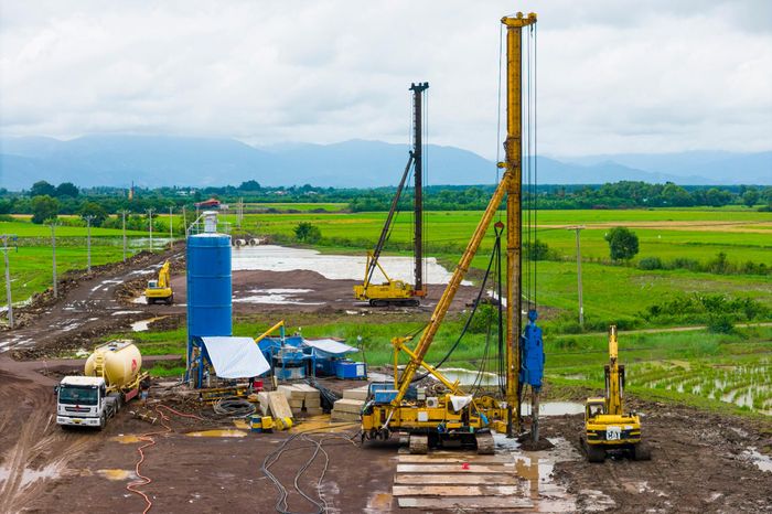 Đối với các công trình cầu, hầm chui và cống, nhiều hạng mục cũng được triển khai đồng thời như thi công cọc khoan nhồi cầu Km36+352, cầu Suối Mây (Km41+992), cầu Đồng Hiệp; gia công cốt thép bản đáy hầm chui dân sinh Km43+340; thi công móng và đổ bê tông lót các cống ngang.