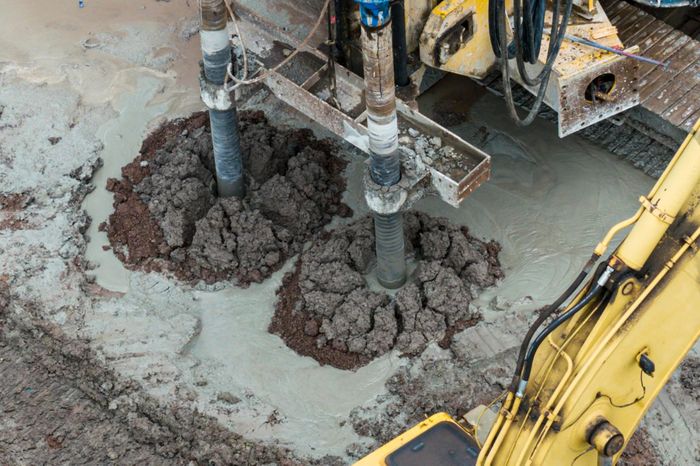  Ở các khu vực nền đất yếu, nhà thầu triển khai khoan cọc xi măng đất CDM với khối lượng đã đạt hơn 1.500 cọc, đồng thời trải vải địa kỹ thuật và đắp cát nền đường tại nhiều vị trí. 