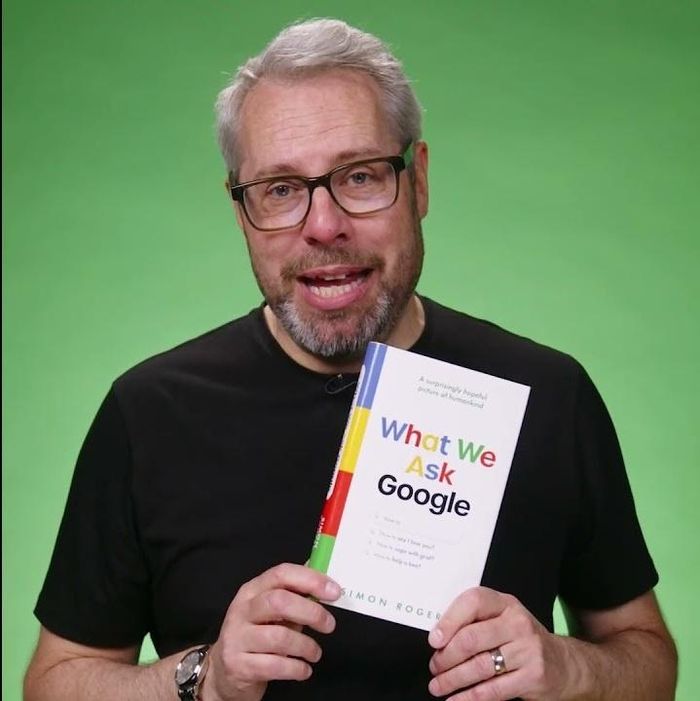  Ông Rogers và cuốn sách. Ảnh: Simon Rogers. 