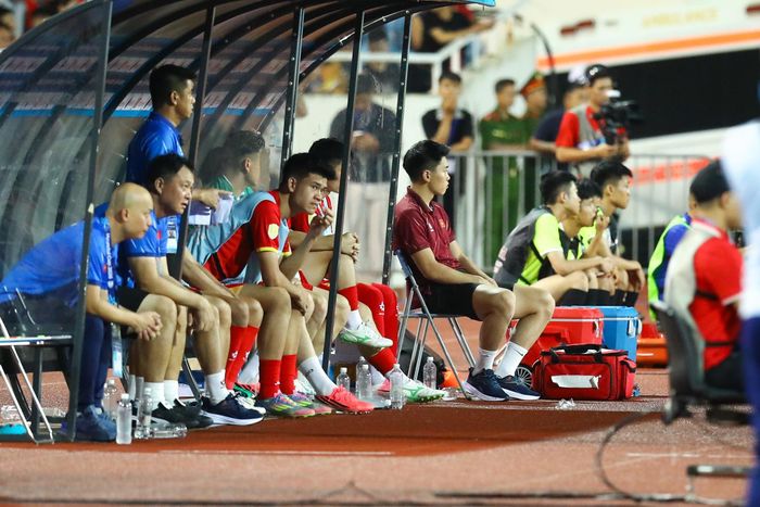  Số 9 ngồi lặng lẽ trên ghế dự bị suốt thời gian dài. Trận trước, anh là người hùng. Trận này, anh chỉ chơi 41 phút. 