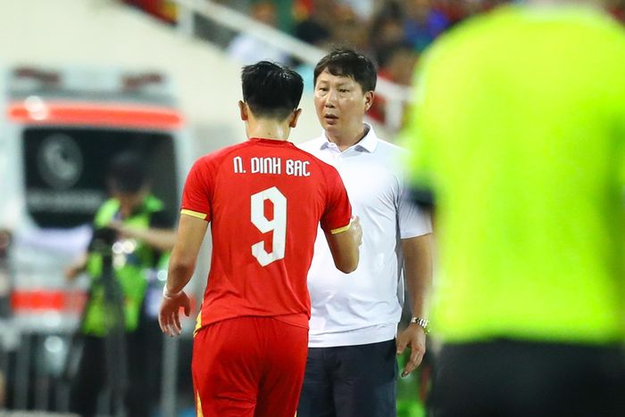  Đình Bắc không vui khi rời sân. Anh dường như đã thể hiện thái độ nào đấy, khiến HLV Kim không hài lòng. Các góc máy truyền hình cho thấy đôi bên dường như không vui với nhau khi Đình Bắc ra sân. 