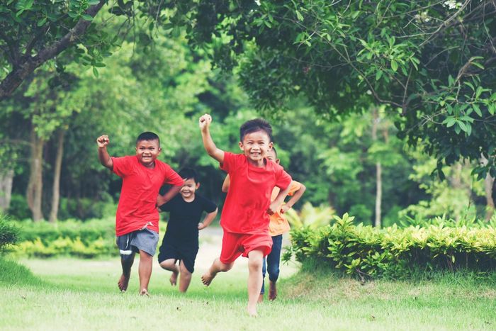 Hoạt động thể lực thường xuyên giúp trẻ và thanh thiếu niên cải thiện sức khỏe tim mạch, tăng cường sức mạnh cơ bắp. Ảnh: Magnific.