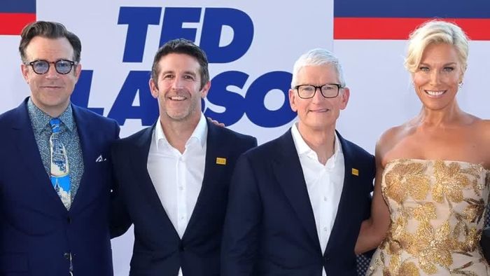 John Ternus (thứ hai từ trái) và Tim Cook (thứ hai từ phải) tại buổi ra mắt mùa 4 bộ phim Ted Lasso Ảnh: X/RealAnthonyCamp.
