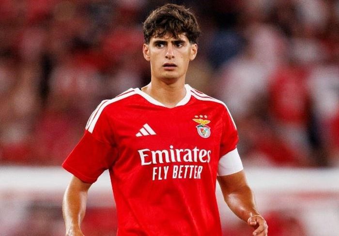  Antonio Silva rời Benfica, gia nhập Bournemouth với giá 25 triệu euro, kèm theo 5 triệu euro phụ phí tùy vào màn trình diễn. 