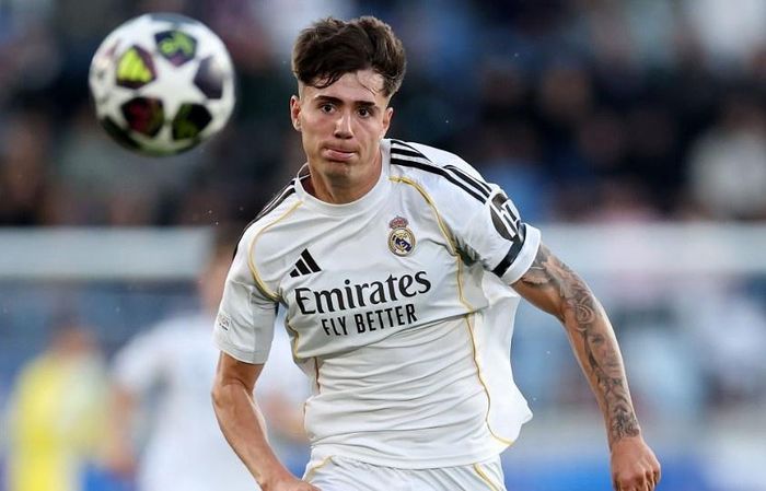  Victor Valdepenas, trung vệ 19 tuổi của đội trẻ Real Madrid, chuyển sang chơi cho Fiorentina và mang về cho đội bóng chủ quản 8 triệu euro phí chuyển nhượng. 