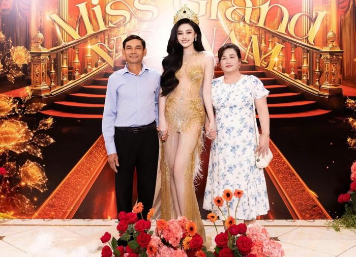  Hoa hậu cho biết cha mẹ cô hiện kinh doanh nhỏ tại quê nhà.