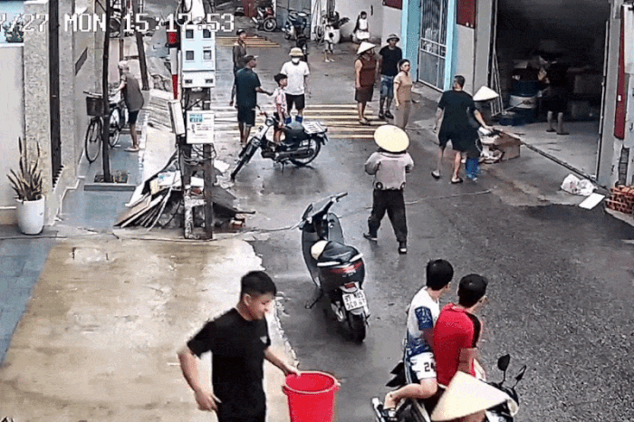 Người đi đường, hàng xóm phụ giúp gia đình anh Quang dập lửa.